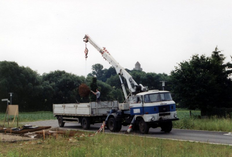 IFA W50 mit Drehkran im Jahr 2002 auf einer Baustelle in Schkeuditz.