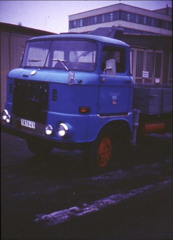 IFA W50L/LDK nach einer GR in den 70er Jahren. Dieser W50 bekahm bei einer spteren GR ein grnes Fahrerhaus verpasst und lief noch einige Jahre nach der Wende. (abgescanntes Dia) 