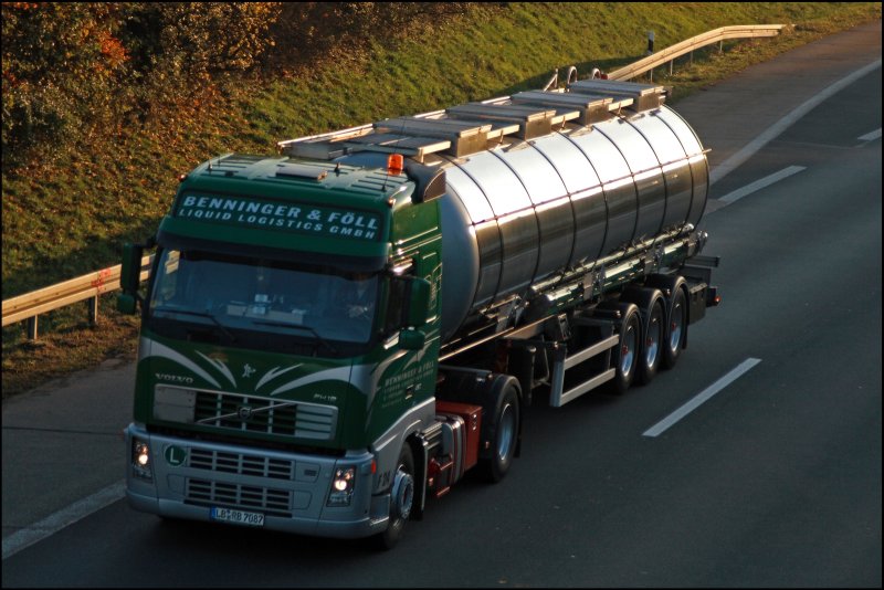 Im Abendlicht des 03.11.2008 ist dieser Volvo FH12 480PS von  Benniger & Fll  Liquid Logistics GmbH bei Ldenscheid auf dem Weg ins Ruhrgebiet. 
