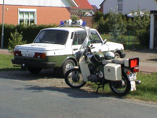 Im Bild ein Funkstreifenwagen der Volkspolizei vom Typ AWE Wartburg mit 1.3 VW-Maschine aus dem Jahr 1989 sowie ein Funkkrad MZ TS 250F,ebenfalls Volkspolizei aus dem Jahr 1973.Beide im Originalzustand und heute sehr selten.