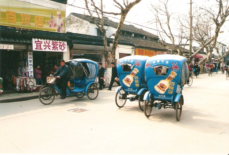 Im Februar 2003 warten in der chinesischen Stadt Suzhou diese Fahrradrikschas, die billigsten Taxen in der Stadt, auf Fahrgste.
