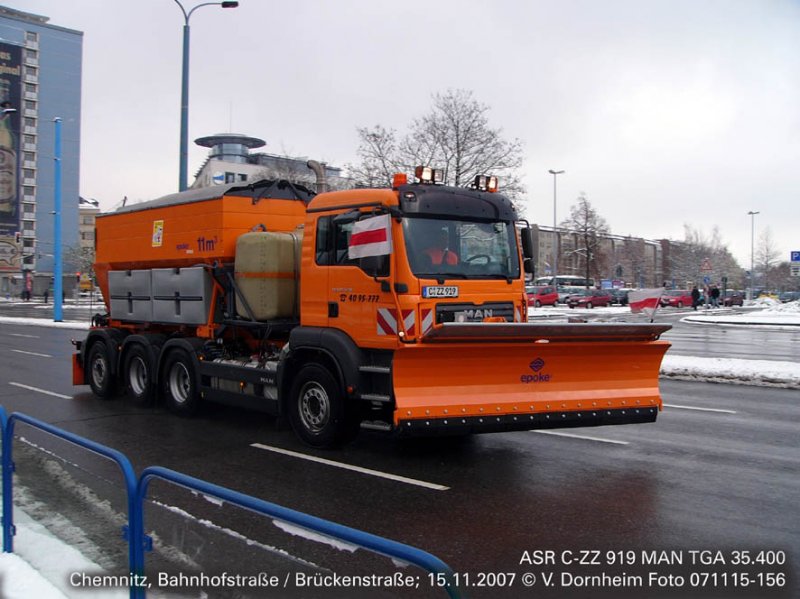 Im Winterdiensteinsatz mit extra groem neuem Streugutwechselaufbau ist dieser MAN TGA. Hauptgebiet ist die  Schnellstrae  zwischen Gasthof Goldener Hahn und Zschopau. Im Sommer befrdert der Lkw die blichen groen Absetz-Container. Die Aufnahme zeigt ihn auf dem Weg zum Einsatz.