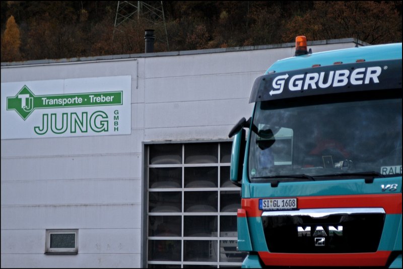 Impression in Kreuztal: GRUBER LOGISTICS AG Germany und Transporte JUNG sind zwei groe Speditionen in Kreuztal. Der MAN TGX 41.680 ist sozusagen das neue Aushngeschild von GRUBER in Kreuztal. (02.11.2008)

