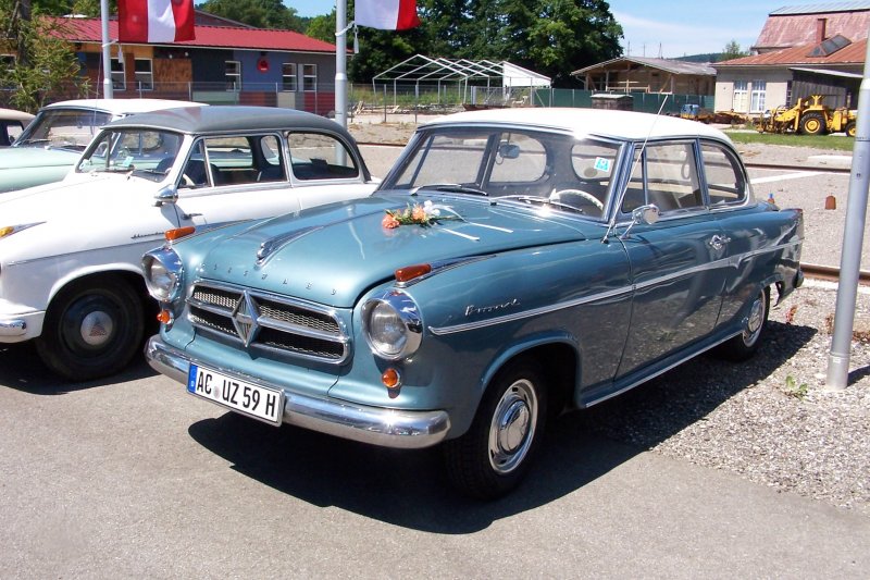 In der damals oft verwendeten Zweifarblackierung der Hansa 1500