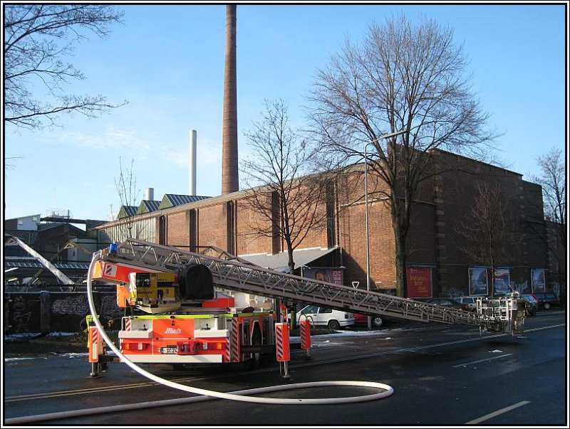 In der letzten Silvesternacht brannte im Dsseldorfer Stadtteil Bilk das Lager einer Papierfabrik nieder. Am frhen Nachmittag des 01.01.2008 war das Feuer lngst erloschen, trotzdem standen noch zahlreiche Fahrzeuge der Dsseldorfer Feuerwehr am Brandort, auch dieser Leiterwagen. 