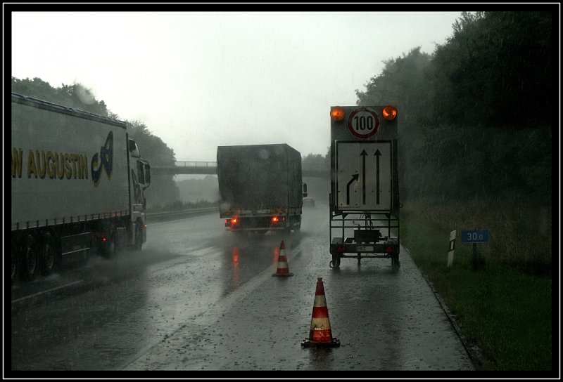 In der Regenhlle... Innehalb weniger Minuten schttete es aus Eimern auf die A45 im Berreich von Schwerte-Ergste. 