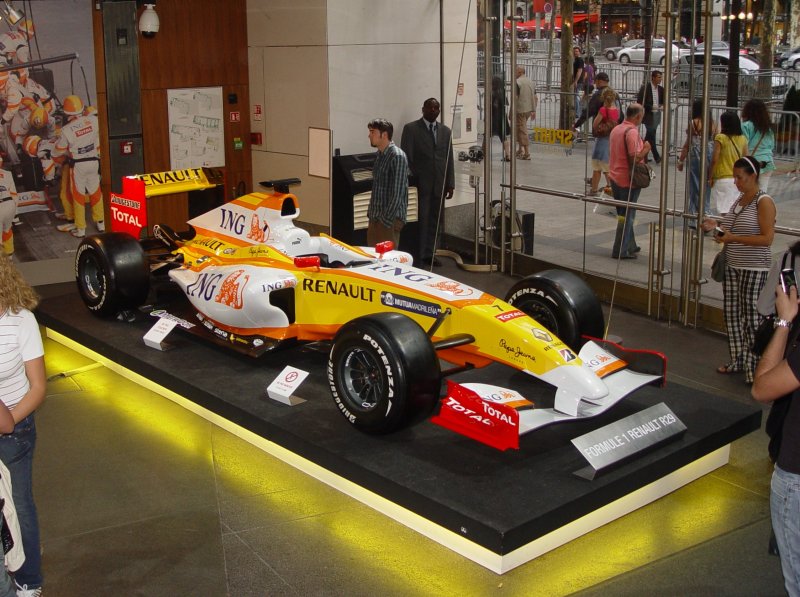In den Verkaufs- und Ausstellungsrumen von Renault in Paris auf den Champs-Elyses war am 13.07.2009 auch dieser aktuelle Formel 1 Rennwagen R29 ausgestellt: V 8 Motor mit 2400 ccm.