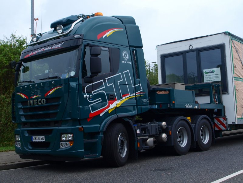 Iveco 560 Zugmaschine der Firma STL Logistik AG mit Auflieger fr Spezialtransporte, hier mit Systembauteilen von Alho beladen