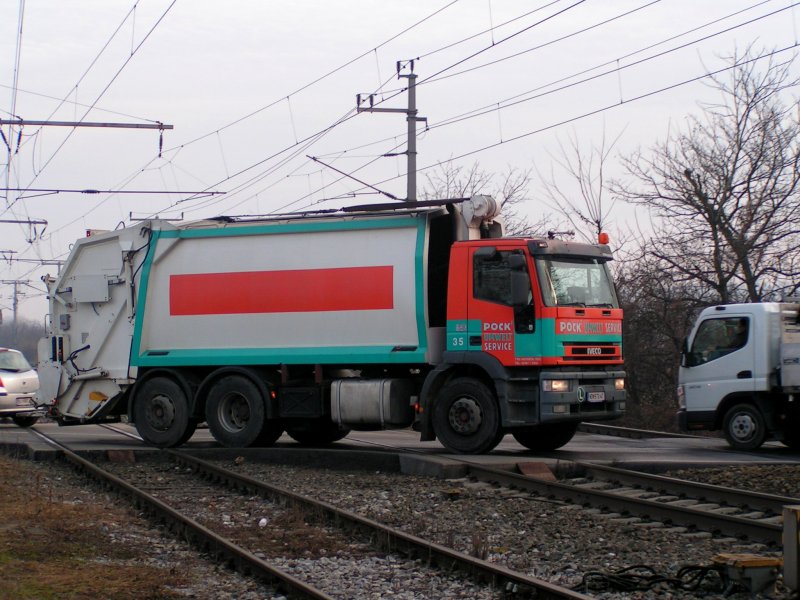 IVECO am Bahnübergang in Bruck/Leitha; 081210