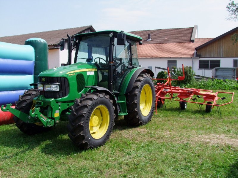 JD-5080R ist mit Kreiselheuer bei einer Landmaschinenprsentation in Antiesenhofen zur Schau gestellt; 090809