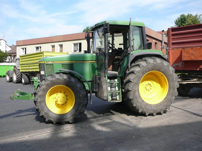 John Deere 6900 zur Getreideanlieferung bei der Raiffeisen-Warenzentrale in 36088 Hnfeld im August 2009
