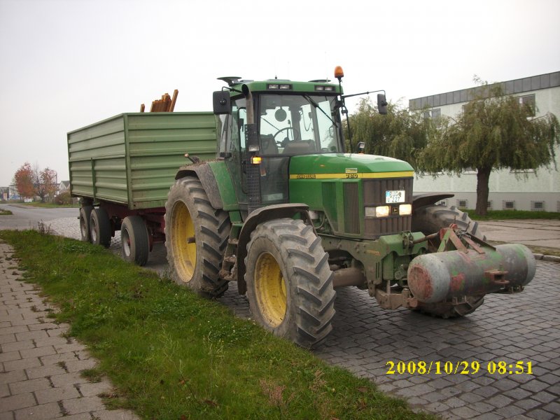 John Deere-Traktor mit Hnger am 29.10.2008 im Industriegelnde von Bergen/Rgen.