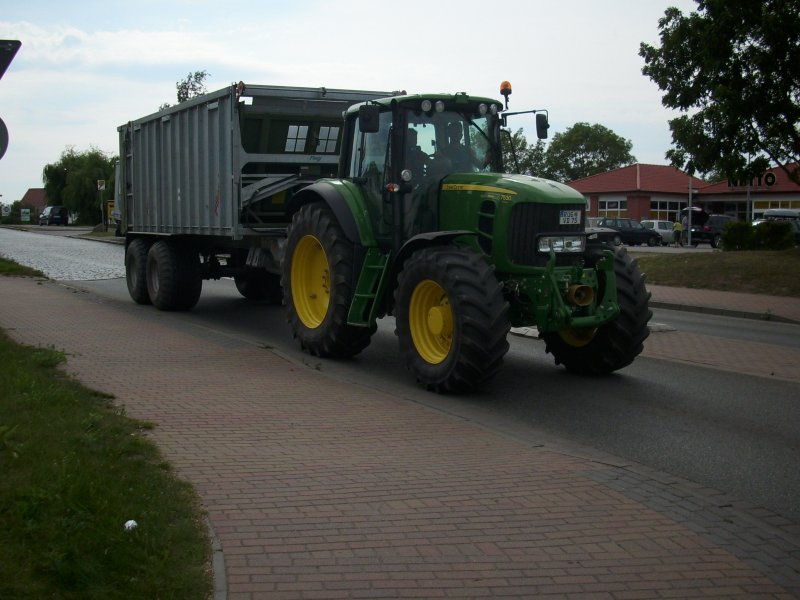 John-Deere Traktor unterwges am 02.August 2009 in Bergen/Rgen.
