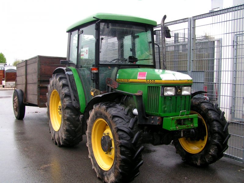 JohnDeere 5400 ist mit einem Einachsanhnger anlsslich des Groviehmarktes vor dem Eingang der FILL Metallbauarena abgestellt; 080429