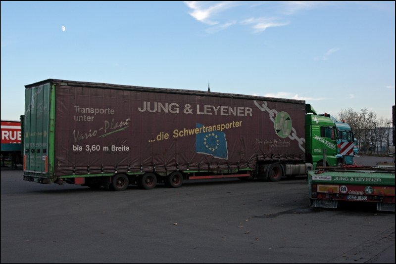 JUNG & LEYNER ...die Schwertransporter. MAN TGA mit Auflieger und Vario-Plane fr Transporte mit 3,60 Meter breite. (08.11.2008)