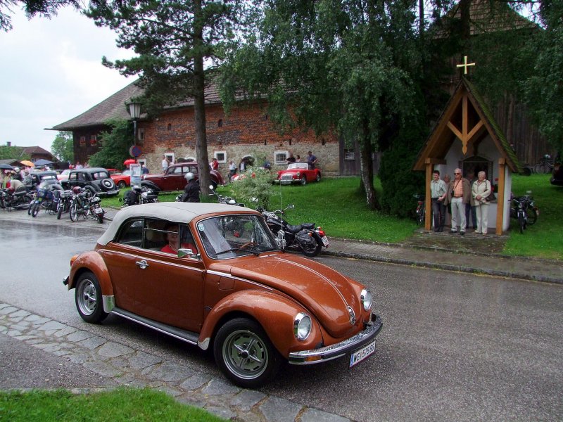 Käfer-Cabrio muß leider aufgrund des Regens bei der Oldtimerrundfahrt in Neukirchen/Vöckla sein  Fetzendachel  geschlossen halten; 090705