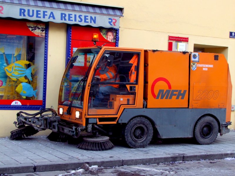 Kehrmaschine(AEBI-MFH2200)der Stadtgemeinde Ried i.I. fegt nach dem Faschingsumzug die Gehsteige sauber; 090215