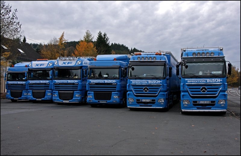 Klein aber fein, so muss es sein: (v.r.n.l.) Actros 1848, Actros 1848, DAF XF95.480, DAF XF105.510, DAF XF105.510 und DAF XF95.480. Fahrzeuge der Spedition BUSCH. (02.11.2008)
