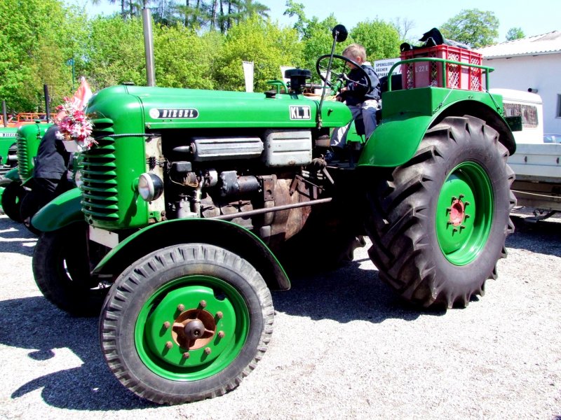 Kleiner Mann am groen Steyr Traktor in Grn von welchem in
6 Jahren 826 Stck gebaut wurden, bei der Oldtimerausstellung St.Martin/Innkreis;090419