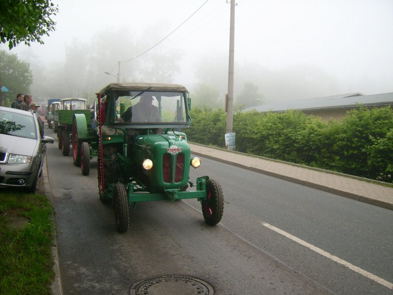 Kramer Traktor beim Korso duch Grnhain anllich des5. Oldtimer und Traktorentreffen des ADMV