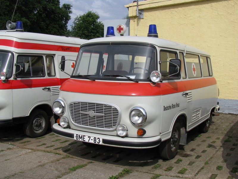Krankentransportwagen Barkas B 1000 des Deutschen Roten Kreuzes der DDR (DRK) aus dem ehem. Bezirk Schwerin beim Museumsfest des Blaulichtmuseums in Beuster 22.07.2009