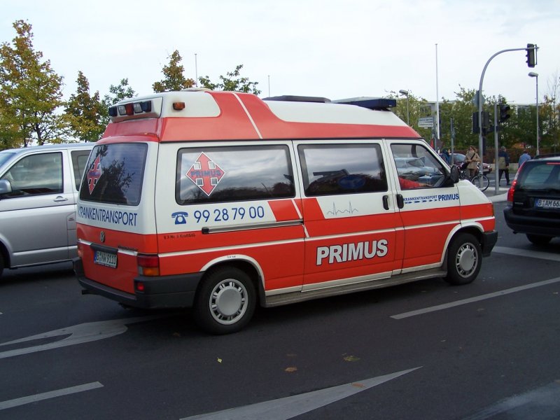 Krankenwagen der Krankentransport Primus GbR in Berlin.
Aufgenommen am 22.10.2005.