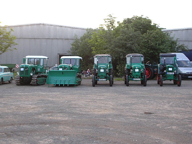KS und RS gemtlich nebeneinander beim Bulldogtreffen in Markleeberg 2007. Diese beiden Raupen(KS) und 3 Traktoren(RS) gehhren zu einen Frohburger Sammler