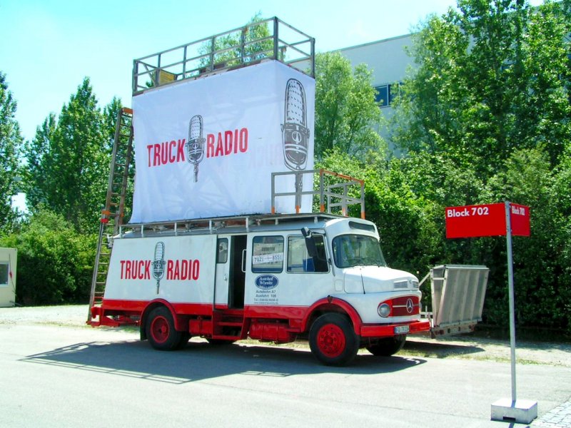 Kurzschnauzer im Werbeeinsatz für Truck-Radio;   München050603