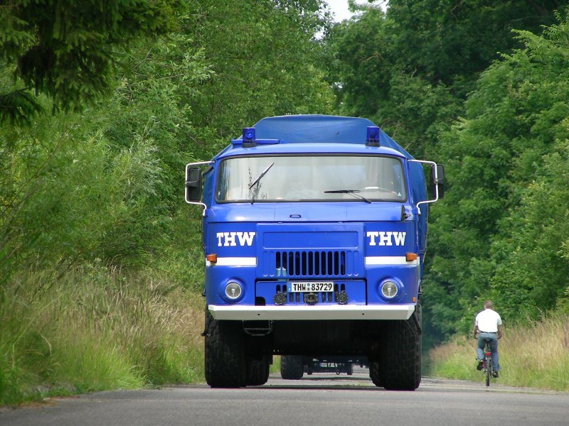 L60 des THW auf der Heimfahrt. Fahrzeug der Ortgruppe Rostock beim 7. Internatinalen Ostblock Fahrzeugtreffen in Ptnitz am 06.07.2008 