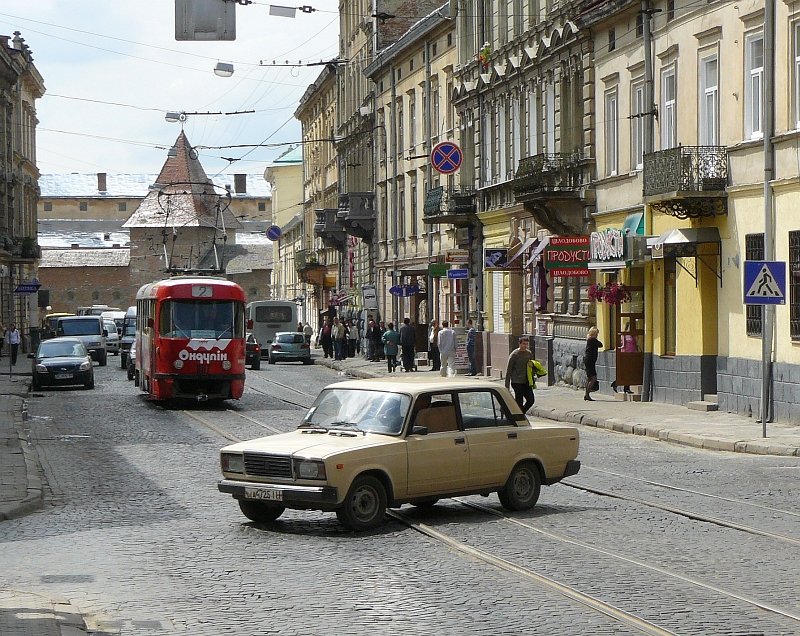 LADA 2107 berquert hier eine Strasse in Lviv, Ukraine 04-06-2009.