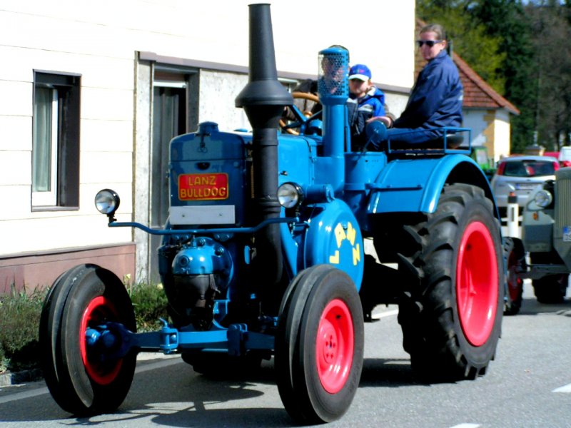 LANZ-BULLDOG liebevoll restauriert; nimmt bei der Traktorenrundfahrt in St. Martin/Innkr. teil; 080330