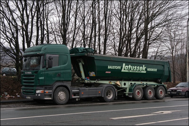 Latussek Baustoffe aus Herdecke besitzt einen umfangreichen Fahrzeugpark verschiedener Hersteller, darunter Scania R480, R500 8/, einen Scania R620, MAN TGA 18.430, Volvo FH 440 und Actrose. Hier ein Scania R480 mit einem KEMPF-Kippsattelauflieger. (24.01.2009)
