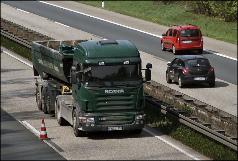 LATUSSEK: SCANIA HIGHLINE R420 von Baustoffe Latussek aus Herdecke ist bei Hohenlimburg unterwegs. (15.04.2009)
