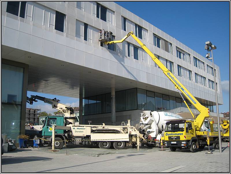 Letzte Arbeiten an den  Dsseldorf Arcaden  im Dsseldorfer Stadtteil Bilk am 17.10.2008. Rechts im Bild ein MAN-LKW mit einem Arbeitsbhnenaufsatz, links eine Betonpumpe.