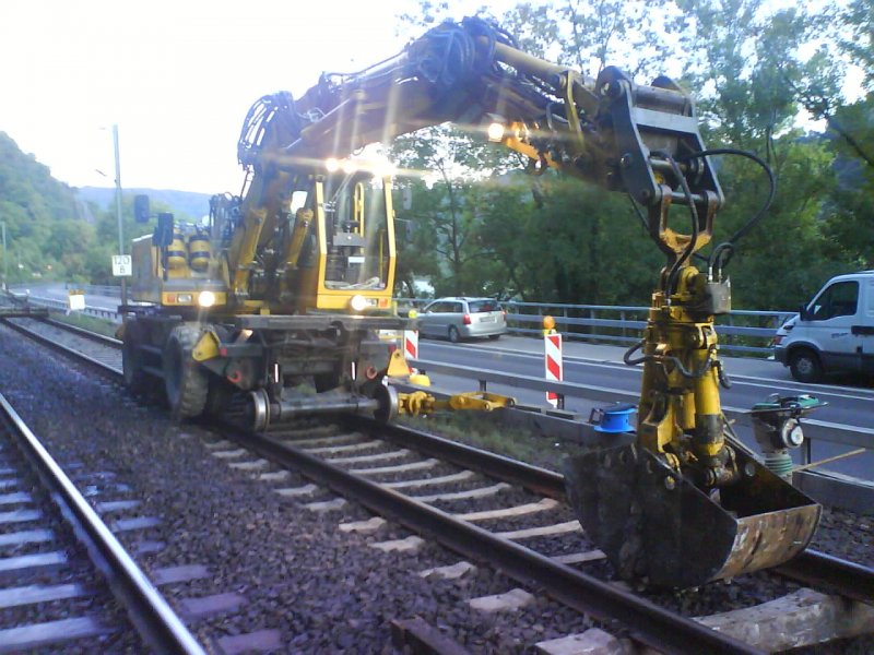 liebherr 900 zw in den frhen morgen stunden mit voller beleuchtung auf einer baustelle an der loreley am rhein im oktober 2008.
