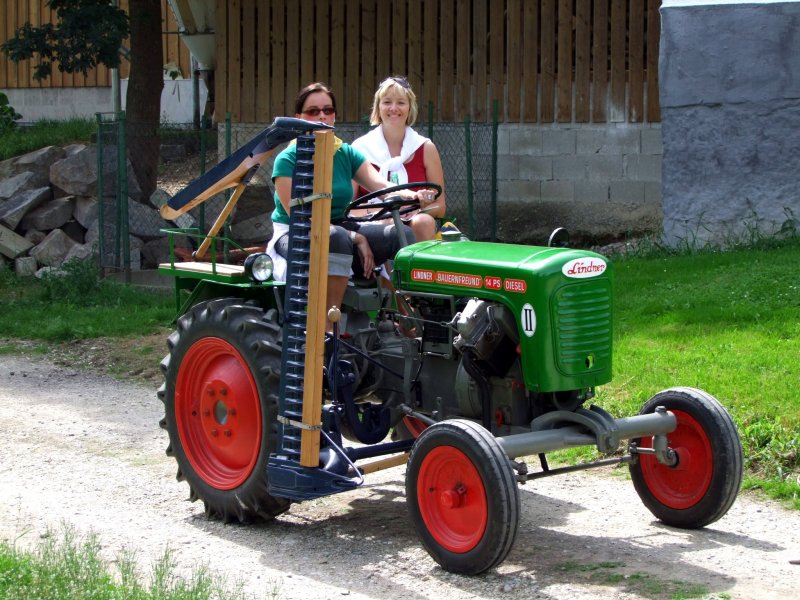 Lindner-Bauernfreund mit 14PS in Frauenhand bei der Oldtimerausfahrt in Mnsteuer; 080811