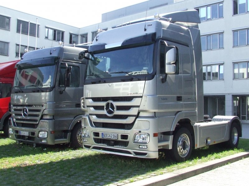 Links: Ein 1848 Actros Mp2 Lowliner Megaspace, Rechts: Ein ganz neuer 1846 Actros Mp3, der auch einen NR-Rahmen besitzt. (Stuttgart, 26.06.2008) 