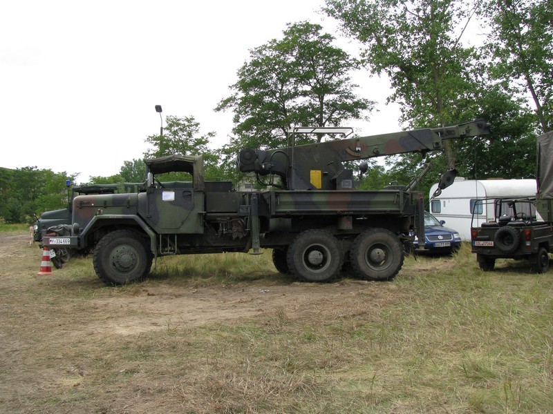 Lkw Magirus Deutz  Jupiter  der Bundeswehr als Kran- und Abschleppwagen beim 11. Perleberger Oldtimer- und Militrfahrzeugtreffen, Flugplatz Perleberg 12.07.2009