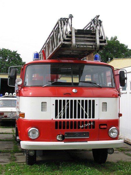 Lkw W 50 L mit Drehleiter DL 30 der Feuerwehr beim Museumsfest des Blaulichtmuseums in Beuster 22.07.2009