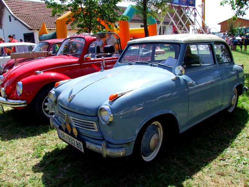 Lloyd600  neben einem Kfer-Cabrio bei der Oldtimerausstellung in Antiesenhofen; 080810