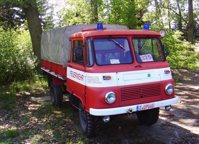 LO 2002A Lschfahrzeug der Freiwilligen Feuerwehr der Gastgeberstadt des 12.IFA-Oldtimertreffen, Werdau im Mai 2009.