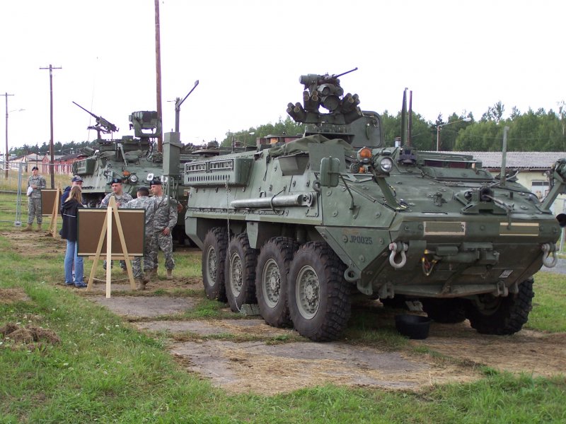 M1126 Stryker ICV (Infantry Carrier Vehicle / Infanterietransporter) der US Army, im Hintergrund ein M1127 Stryker RV (Reconnaissance Vehicle / Sphpanzer). 
Das 2nd Stryker Cavalry Regiment im bayerischen Vilseck (Truppenbungsplatz Grafenwhr) ist die einzige Brigade von Stryker-Fahrzeugen, die auerhalb der USA stationiert sind und wird im August 2007 fr einen 15-monatigen Einsatz in den Irak verlegt. Aufgenommen beim Deutsch-Amerikanischen Volksfest auf dem Truppenbungsplatz Grafenwhr am 4.8.2006.