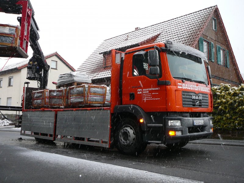MAN 18.330 wird bei Schneetreiben entladen, 36100 Petersberg -Marbach am 25.03.09

