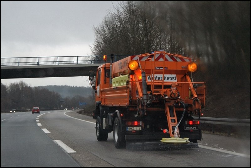 MAN 19.364 der AM Ldenscheid streut bei Hagen-Sd die Fahrbahn und Anschlussstellen in Richtung Drolshagen ab. (24.01.2009)
