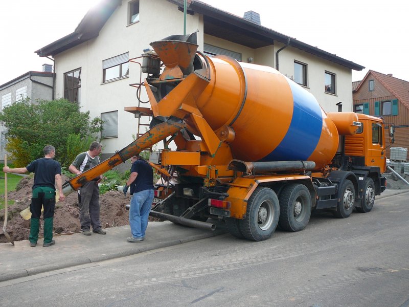 MAN 32-322 der Firma Naumann liefert Beton fr das Gartenmauerfundament am 27.04.09 in 36100 Petersberg-Marbach