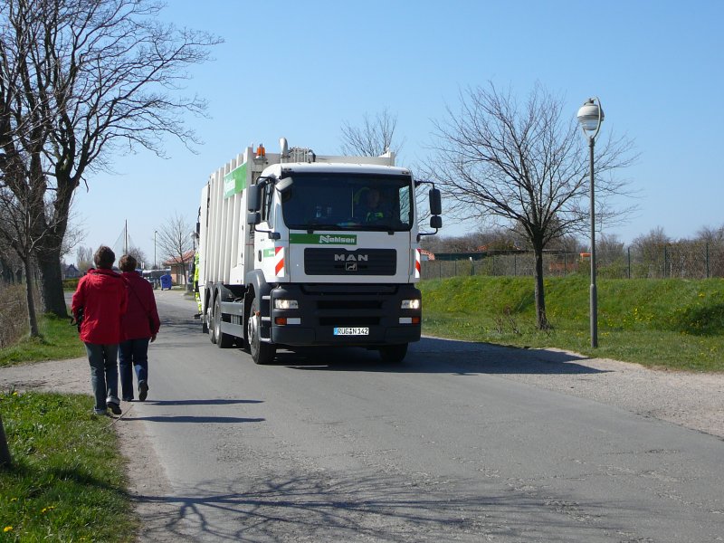 MAN als Mllentsorgungsfahrzeug der Firma  Nehlsen  am 24.04.09 in Putgarden/Rgen
