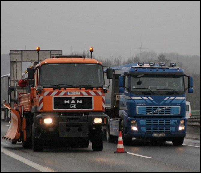 MAN FE360A trifft Volvo FH 480PS Euro5 der AUGST Baustoffe. (20.02.2009)

