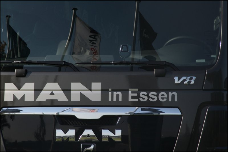 MAN IN ESSEN und das V8 Logo prgen die Front des MAN TGX.
