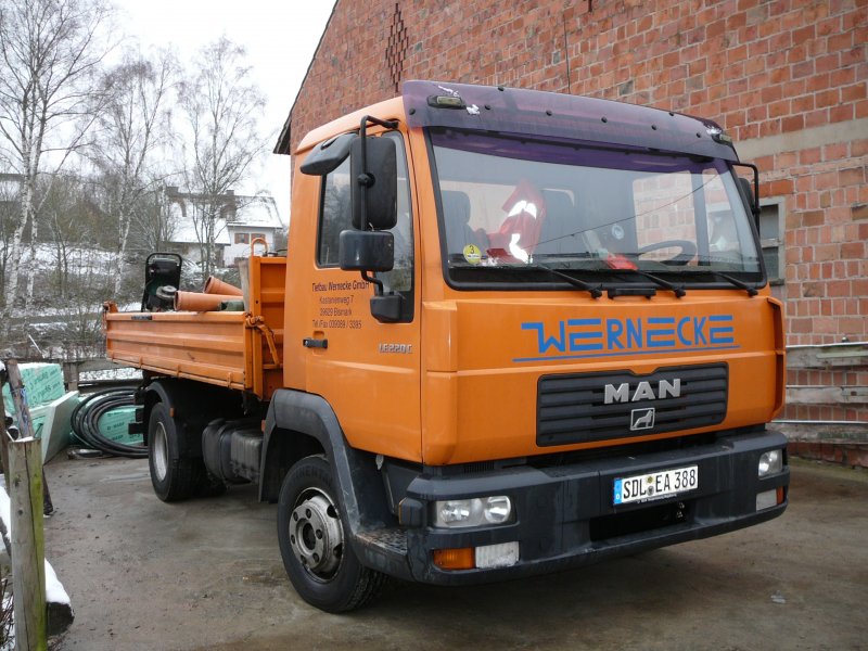 MAN LE 220 C der Firma  TB Wernecke  aus 39629 Bismark, abgestellt neben einer neu eingerichteten Hausbaustelle in 36100 Petersberg-Marbach am 26.11.2008