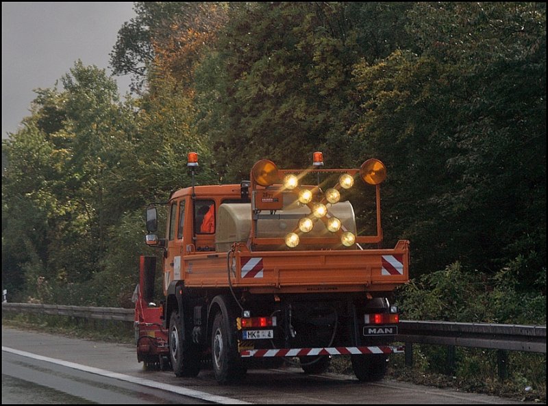 MAN LE10.220 der AM Ldenscheid kehrt die Standspur auf der A45 in Richtung Ldenscheid. (02.10.2008)